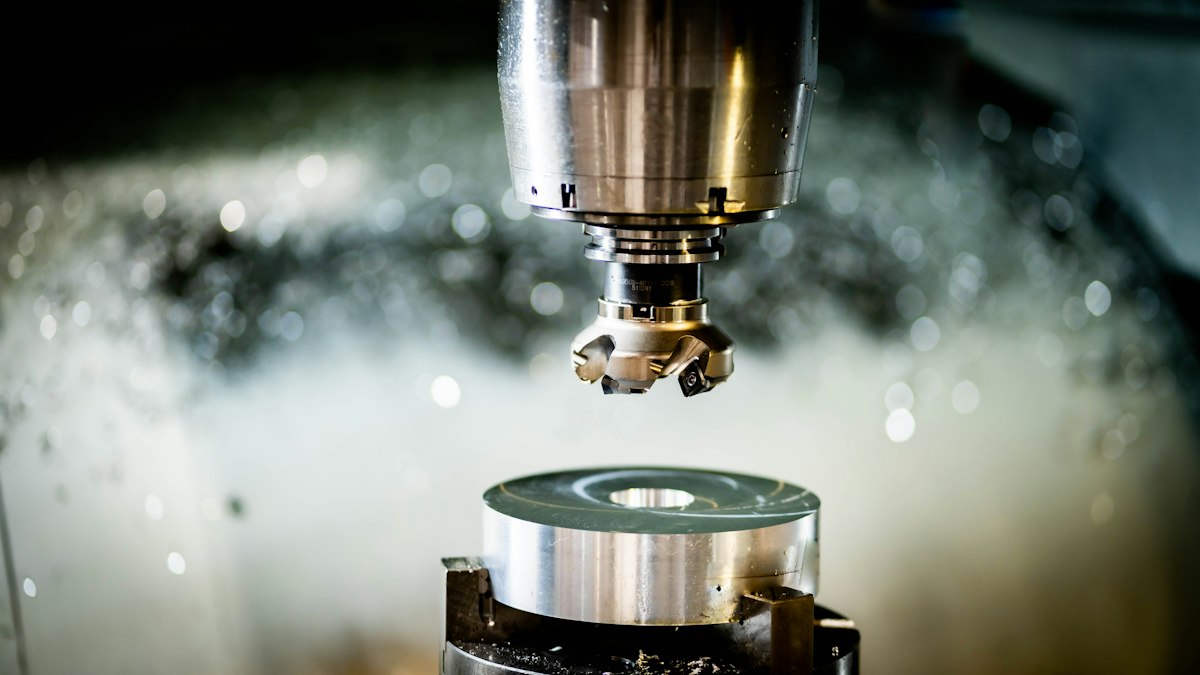 Proceso de maquinado CNC, fotografía ilustrativa